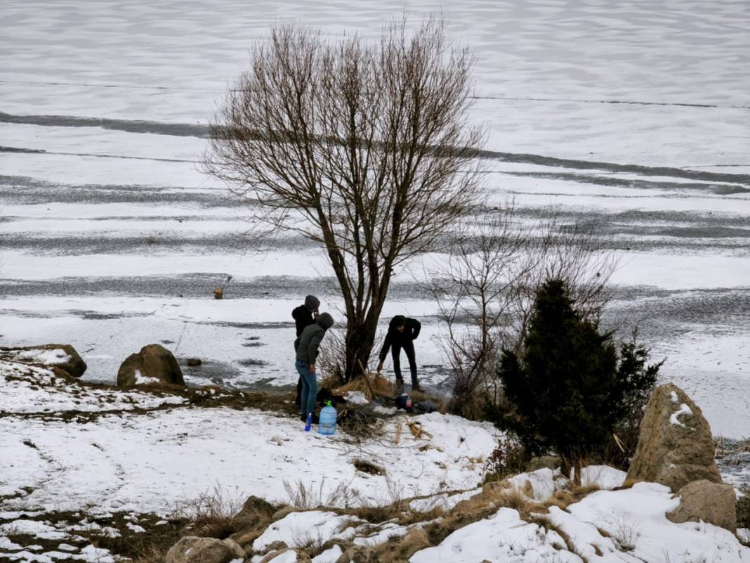 Konyalıların akın ettiği şifalı su kaynağı buz tuttu! 3